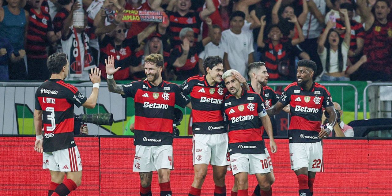 Flamengo comemora gol contra o Cruzeiro no Maracanã