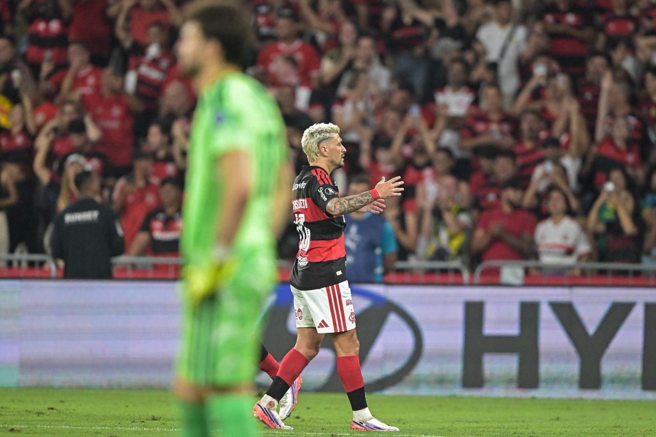 Arrascaeta comemora gol no Maracanã