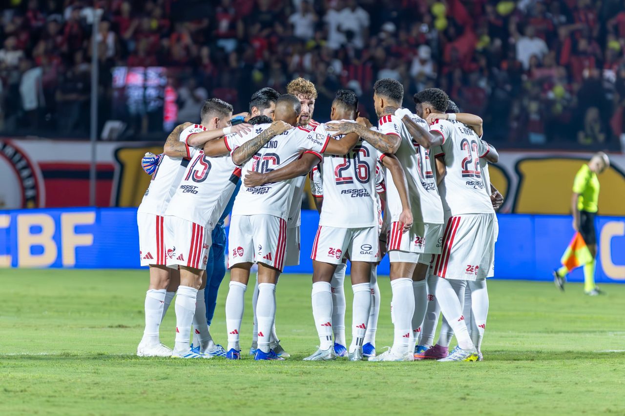 Jogadores do Flamengo em campo no Barradão