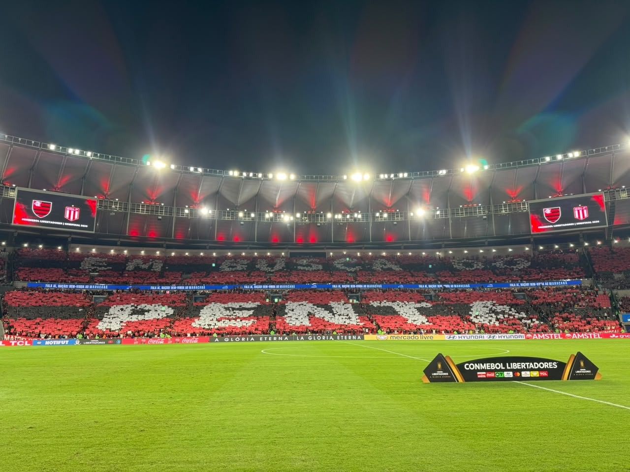 Jogadores do Flamengo cabisbaixos no Maracanã após eliminação nos pênaltis