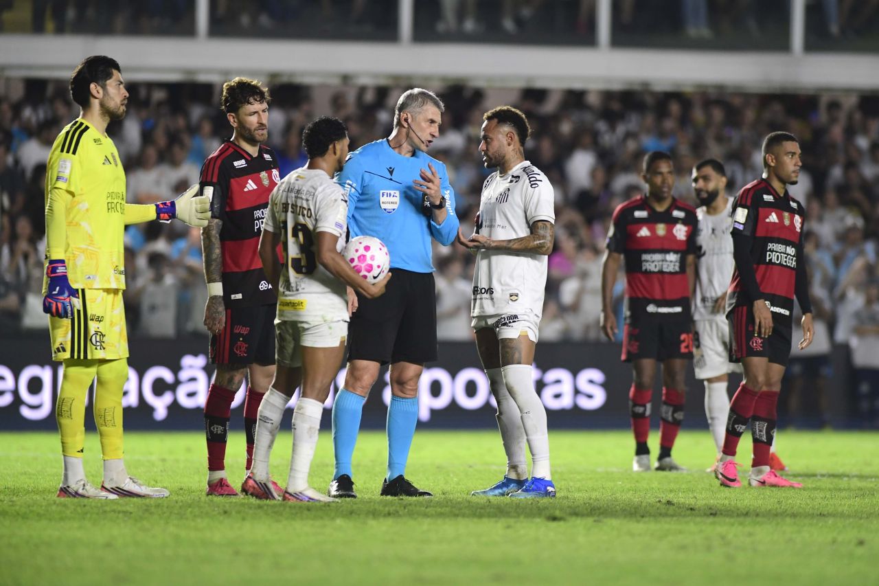 Jogadores do Flamengo e do Santos disputam bola na Vila Belmiro