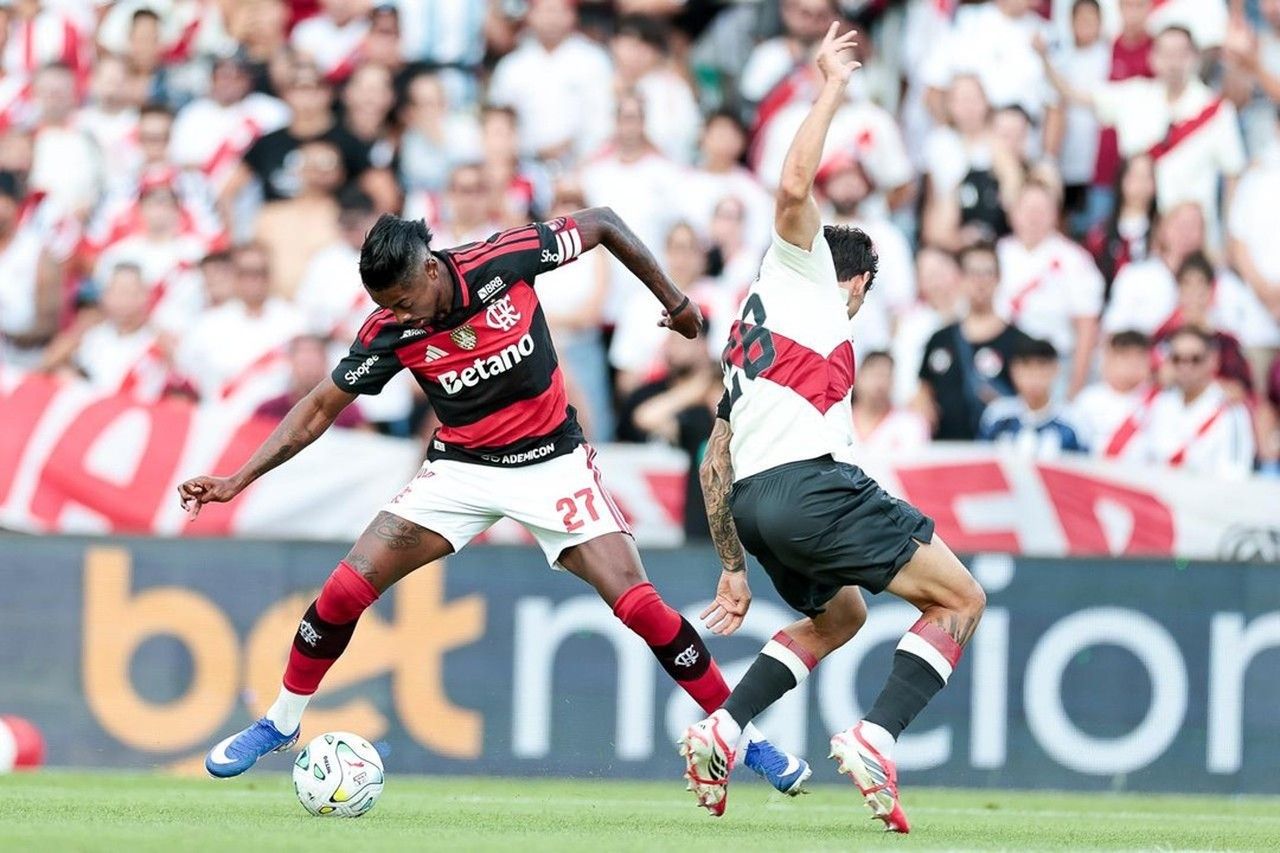 Jogadores do Flamengo comemoram gol de Lino