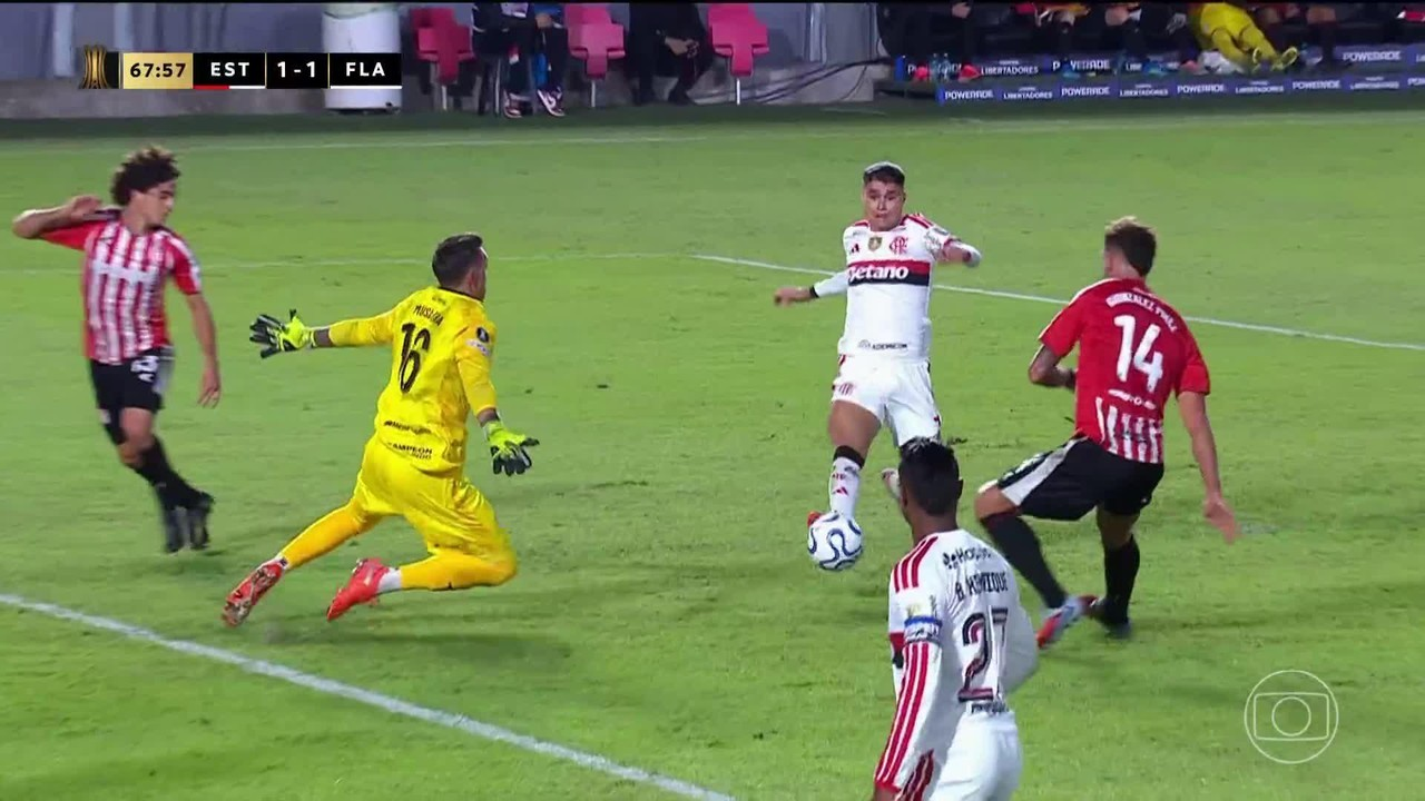 Bruno Henrique comemorando durante Estudiantes x Flamengo