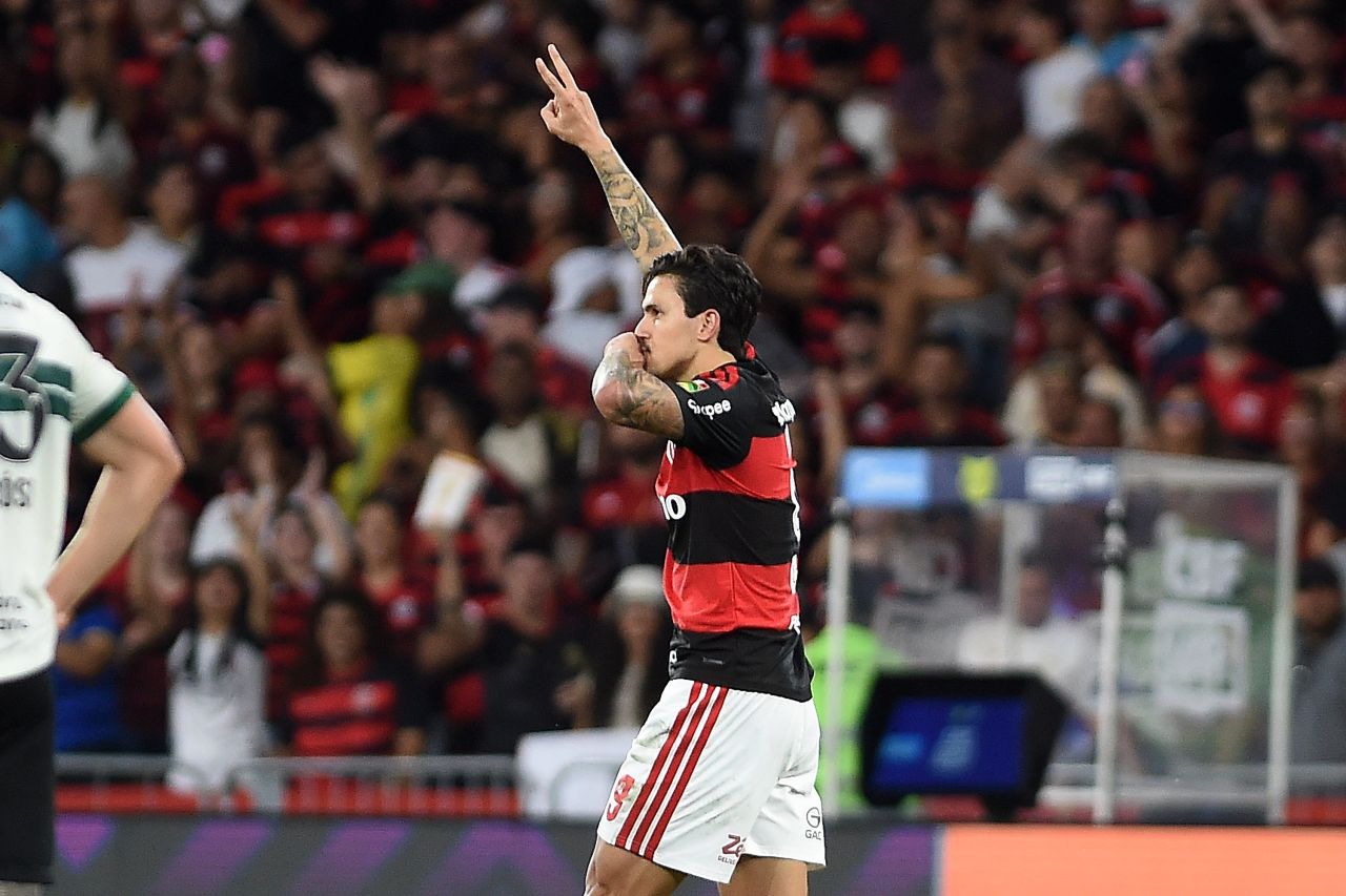 Pedro comemorando gol pelo Flamengo contra o Coritiba