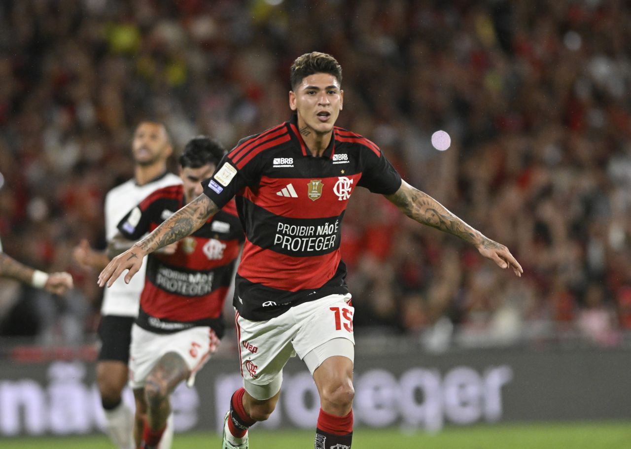 Carrascal comemora gol do Flamengo contra o Atlético-MG no Maracanã
