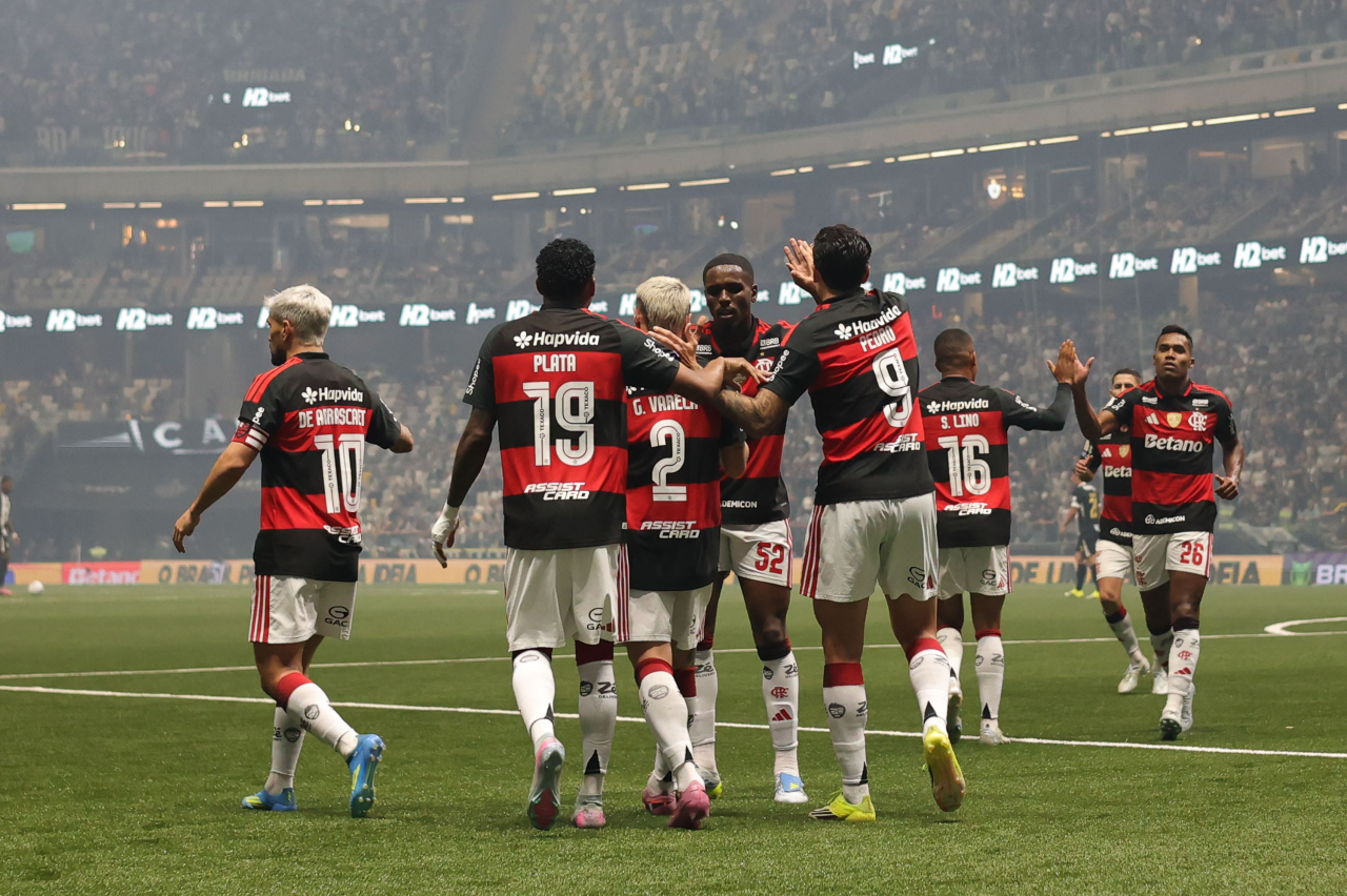 Jogadores do Flamengo comemoram gol na Arena MRV