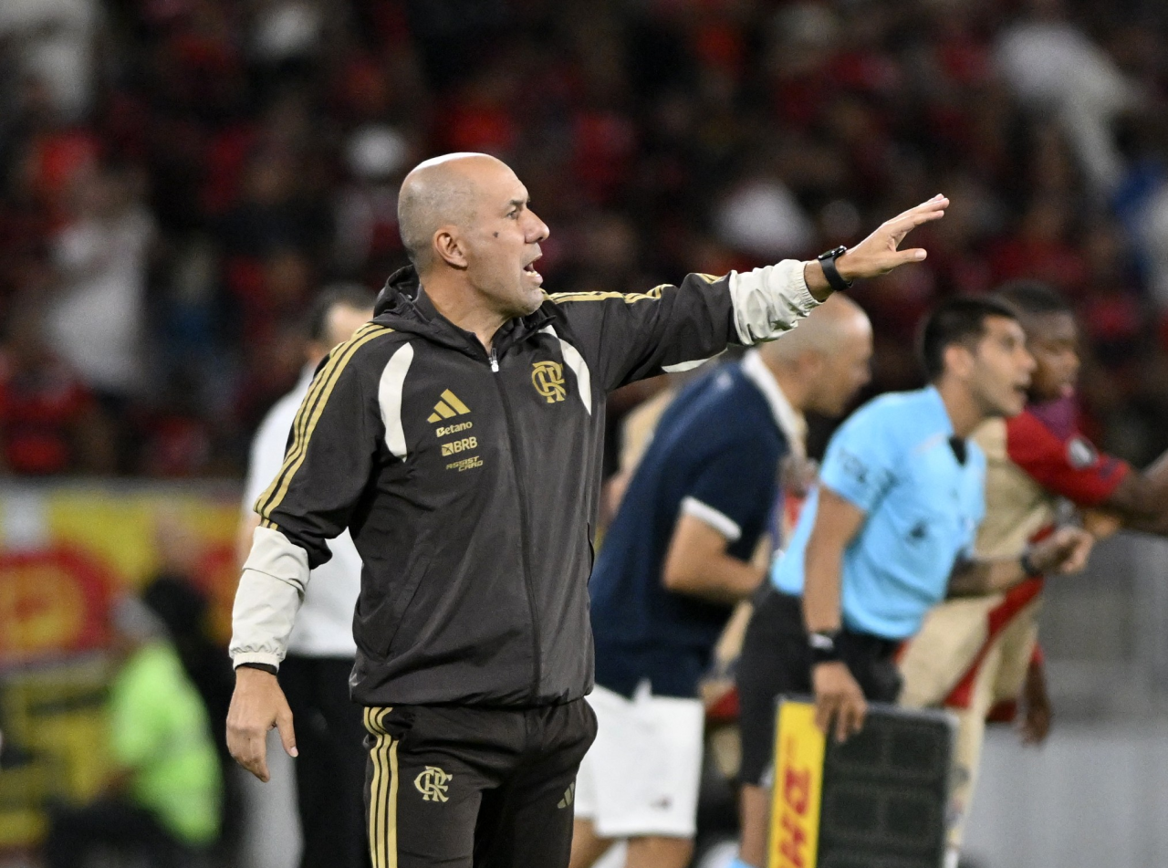 Leonardo Jardim no banco durante jogo do Flamengo