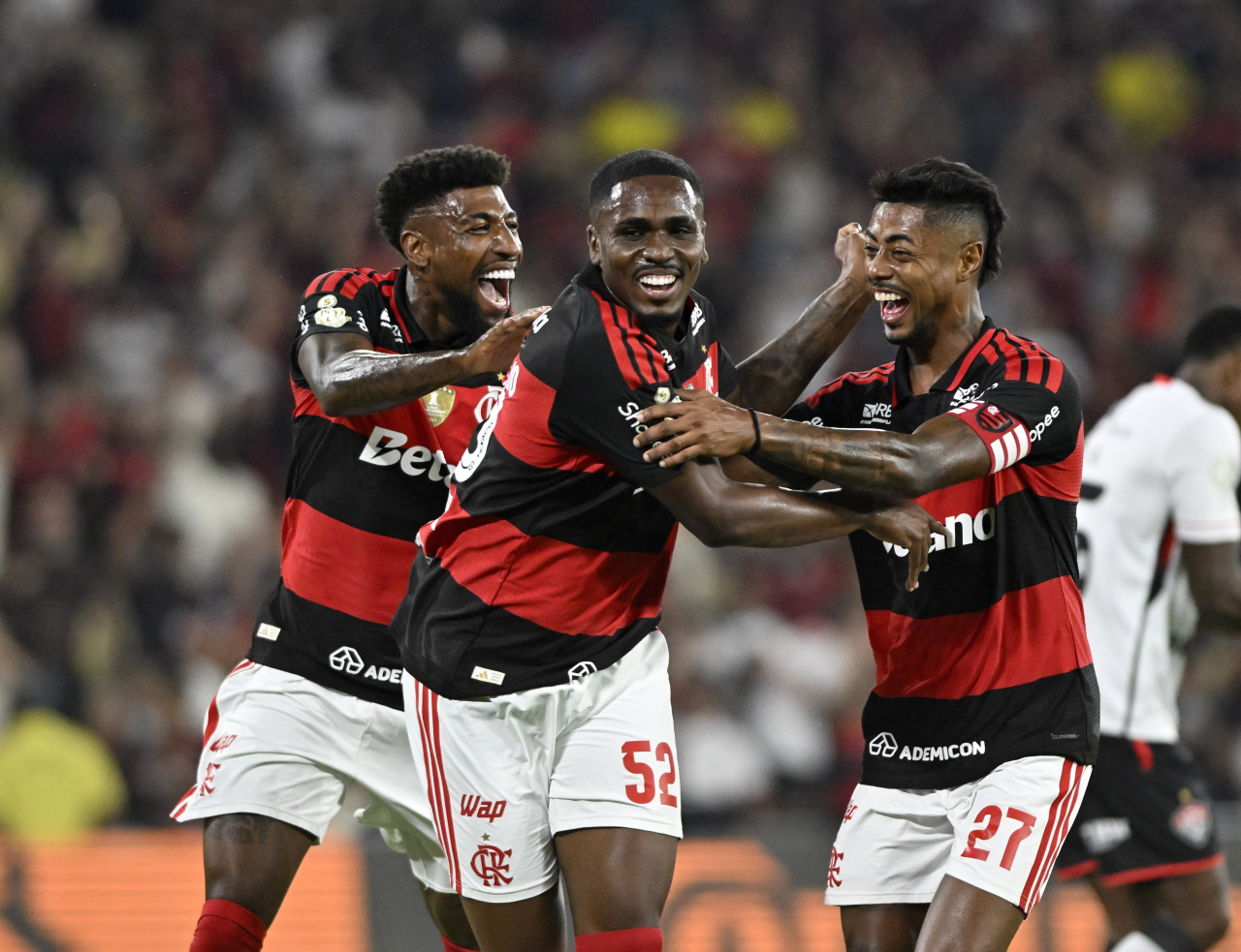 Evertton Araújo comemorando com companheiros