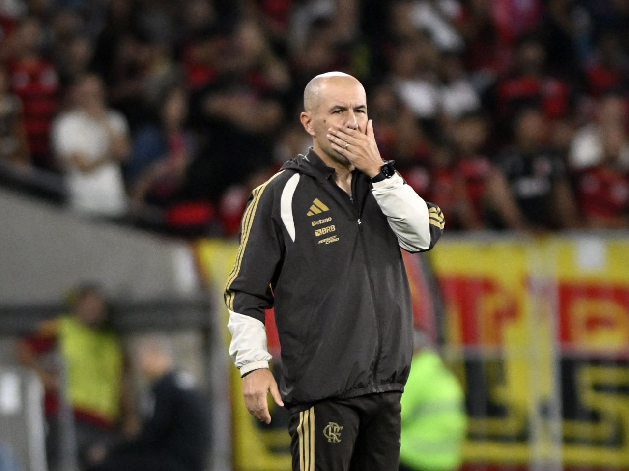 Leonardo Jardim no banco durante partida no Maracanã