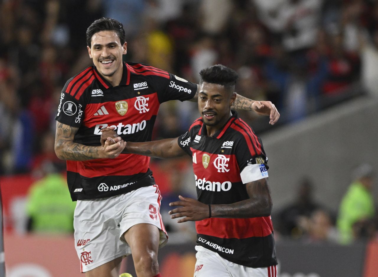 Pedro e Bruno Henrique comemoram gol do Flamengo
