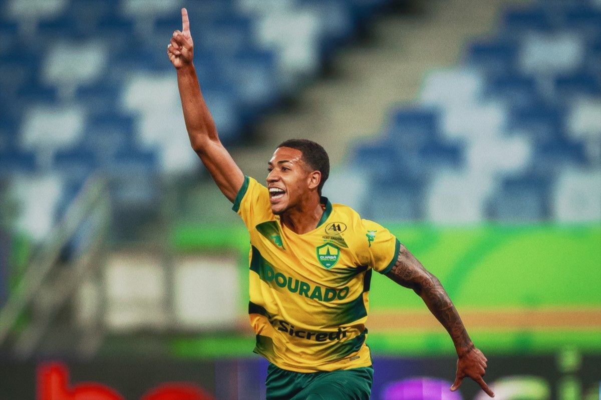 Aiyran comemora gol pelo Cuiabá