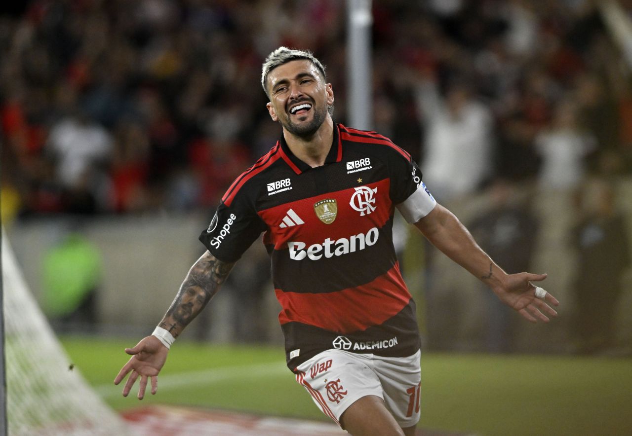 Arrascaeta comemorando gol do Flamengo no Maracanã