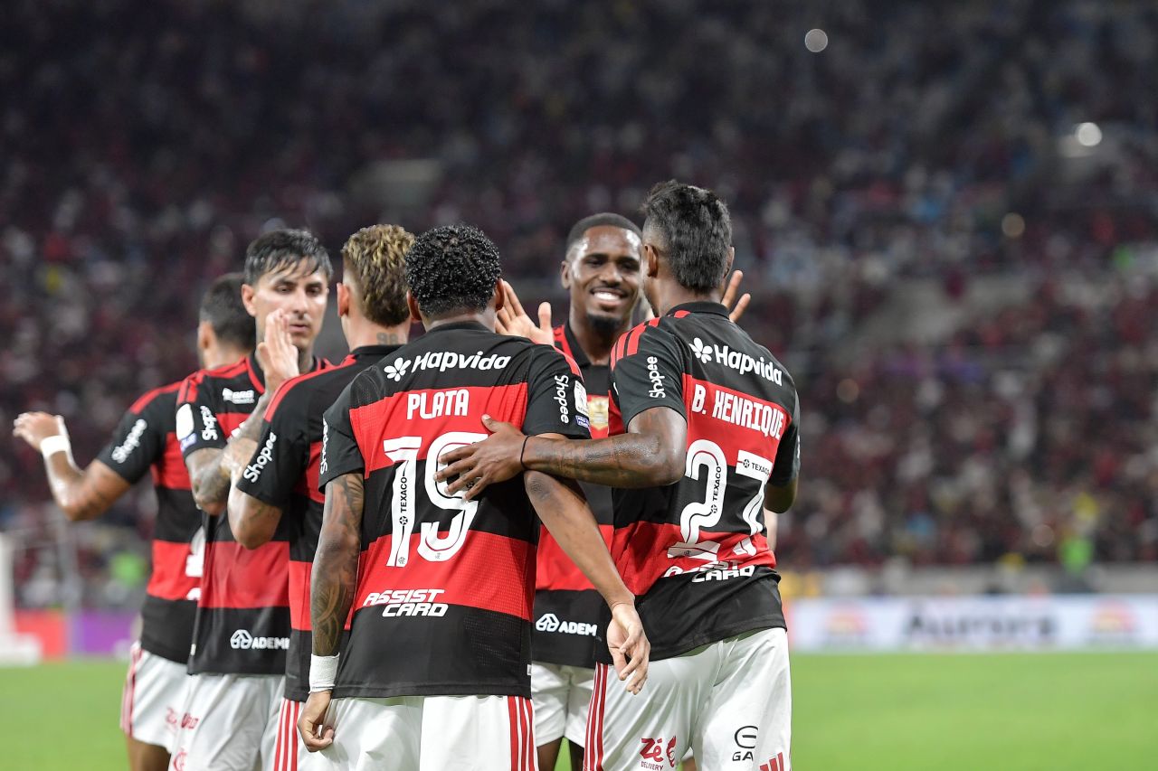 Jogadores do Flamengo em palestra sobre novas regras no Ninho do Urubu