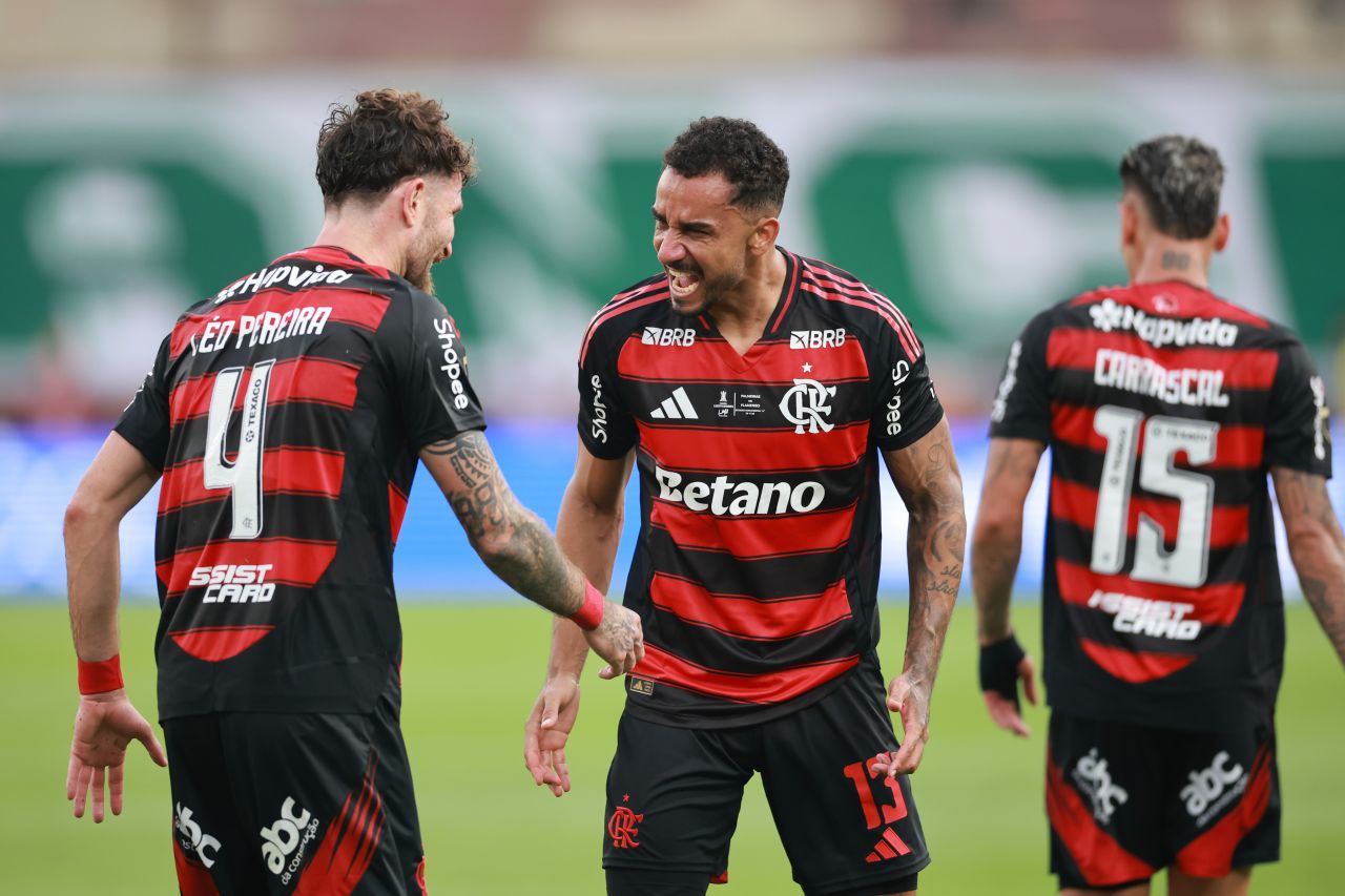 Jogadores do Flamengo em aquecimento no gramado