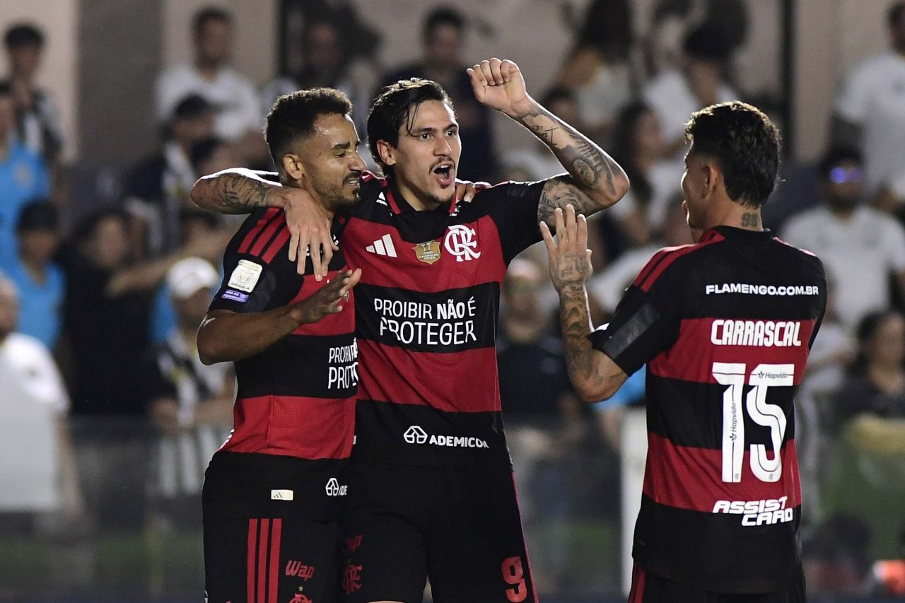 Jogadores do Flamengo no Maracanã em aquecimento