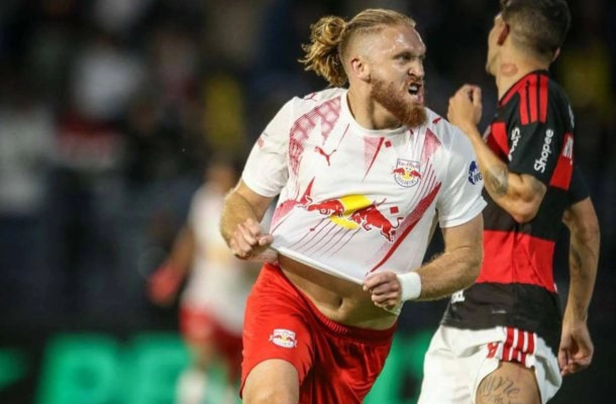 Jogadores do RB Bragantino comemoram gol contra o Flamengo