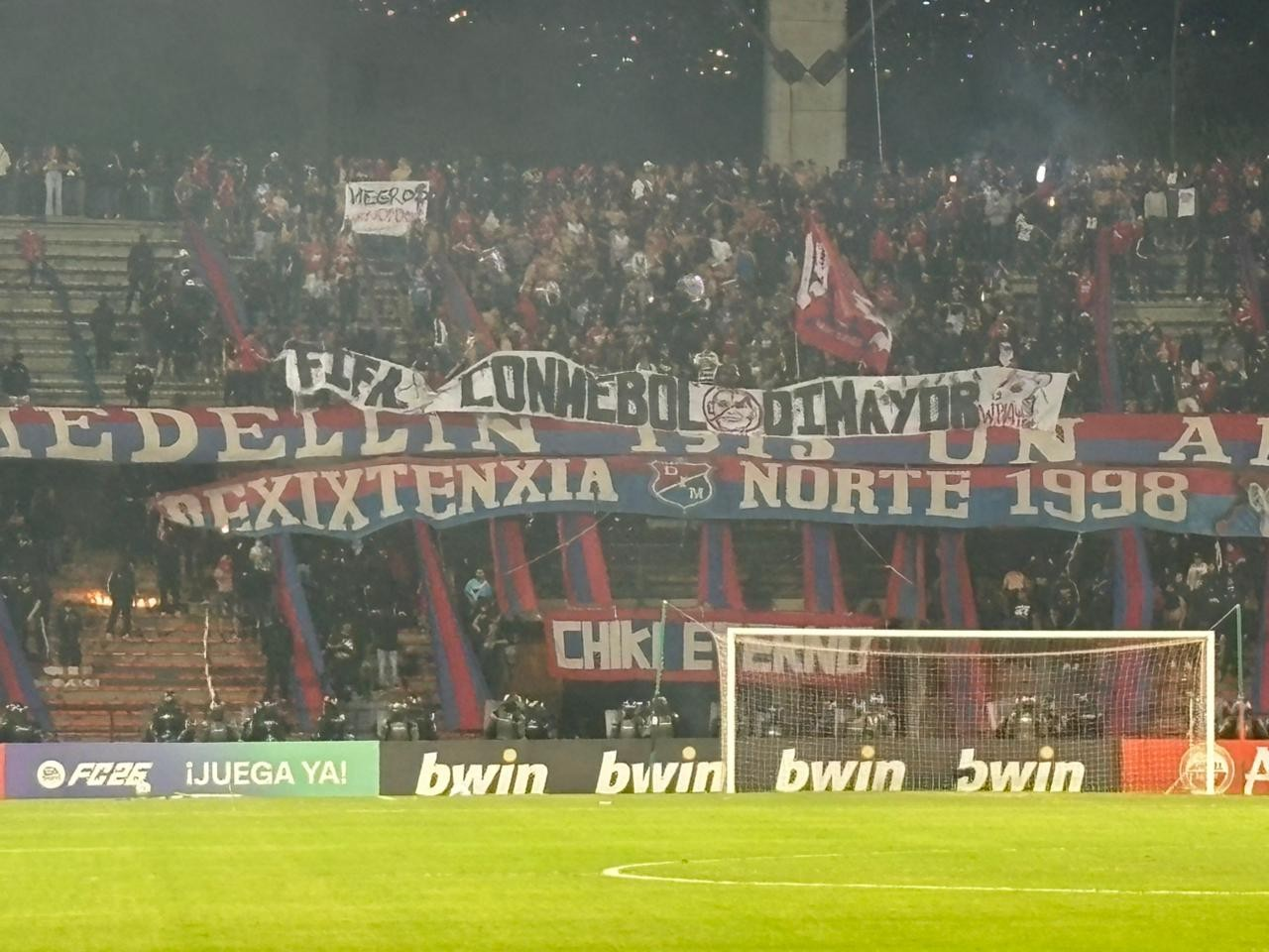 tumulto de torcedores no estadio de Medellín