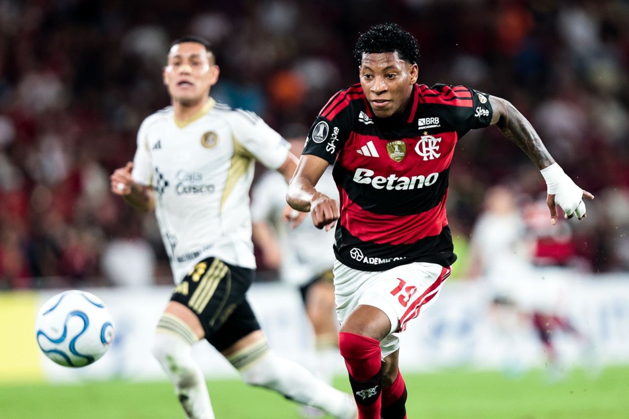 Gonzalo Plata com a camisa do Flamengo em campo