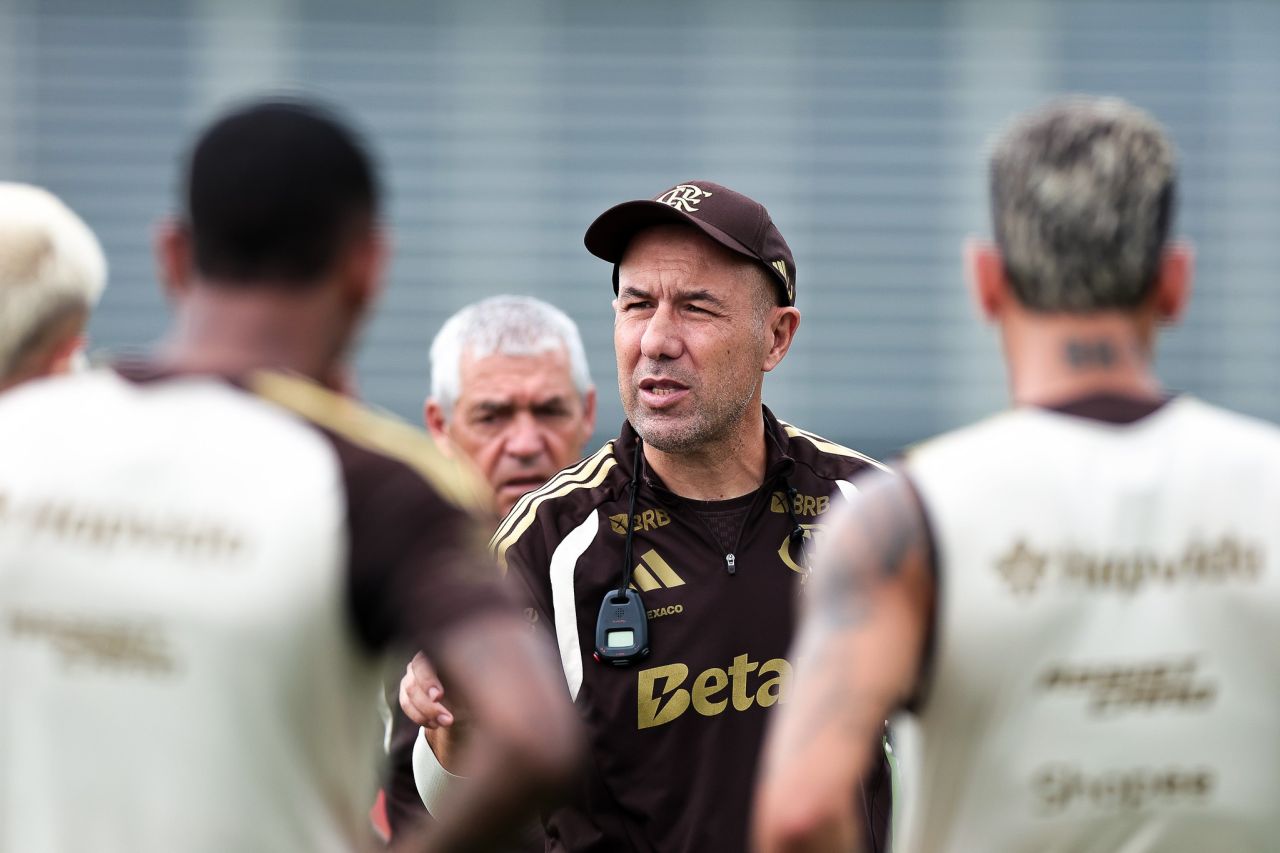Leonardo Jardim orienta treino do Flamengo