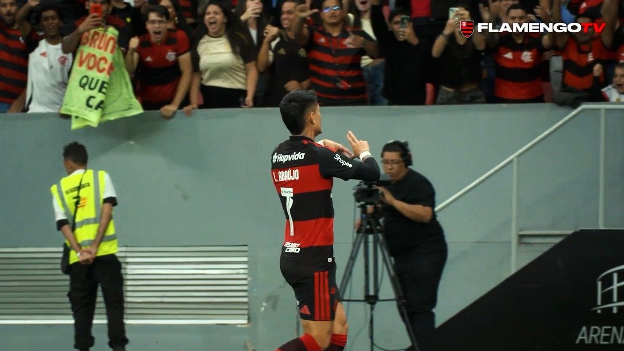 Alex Sandro vestindo a camisa do Flamengo durante comemoração