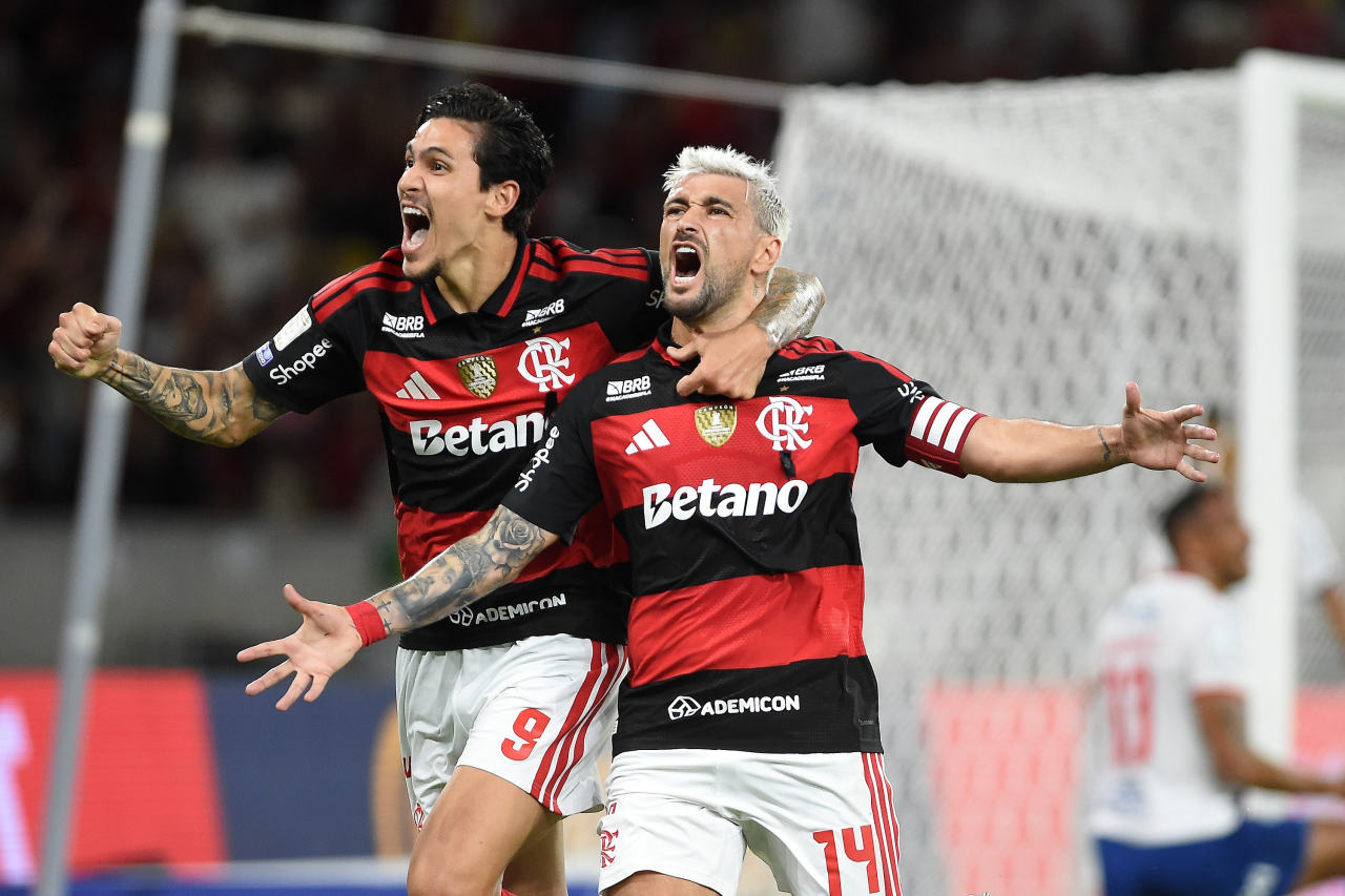 Arrascaeta comemora gol do Flamengo contra o Bahia no Maracanã