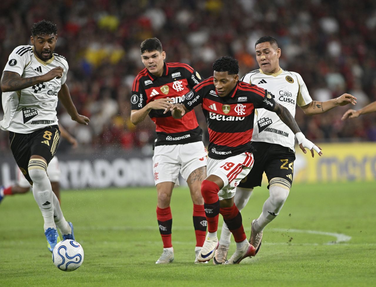 Plata em disputa de bola pelo Flamengo no Maracanã