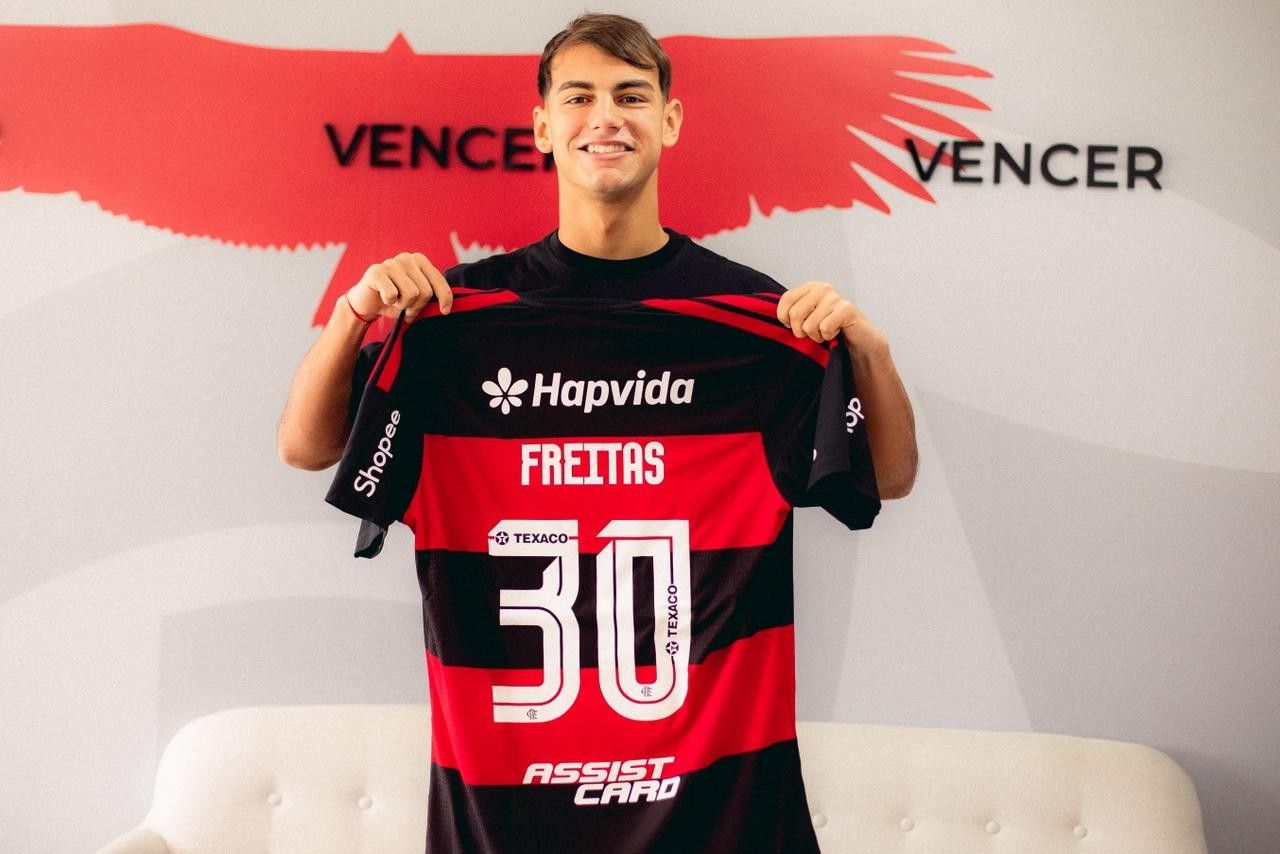 Joaquín Freitas e Anthony Valencia com a camisa do Flamengo