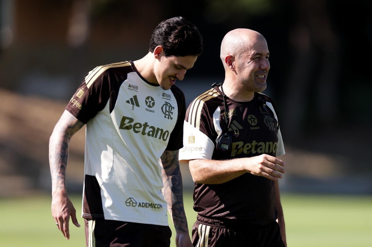 Pedro e Leonardo Jardim durante treino do Flamengo