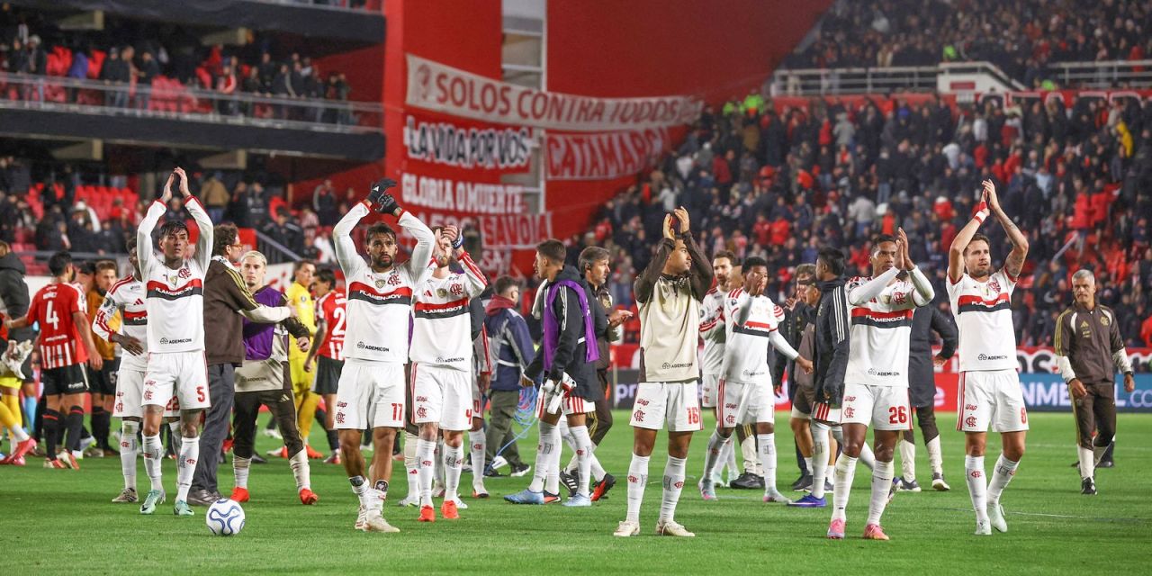 Partida Flamengo x Estudiantes em La Plata, semifinal da Libertadores