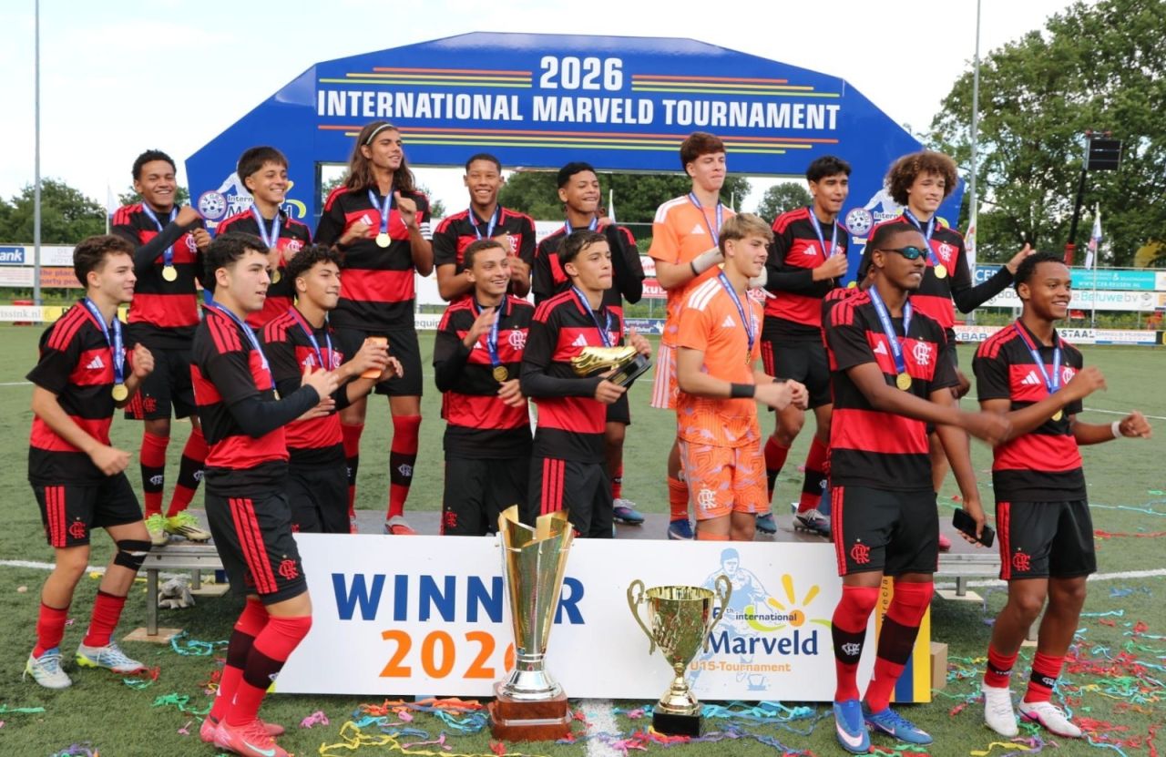 Sub-15 do Flamengo ergue troféu na Holanda