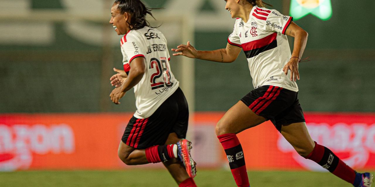 Jogadoras do Flamengo comemoram gol contra o Fluminense