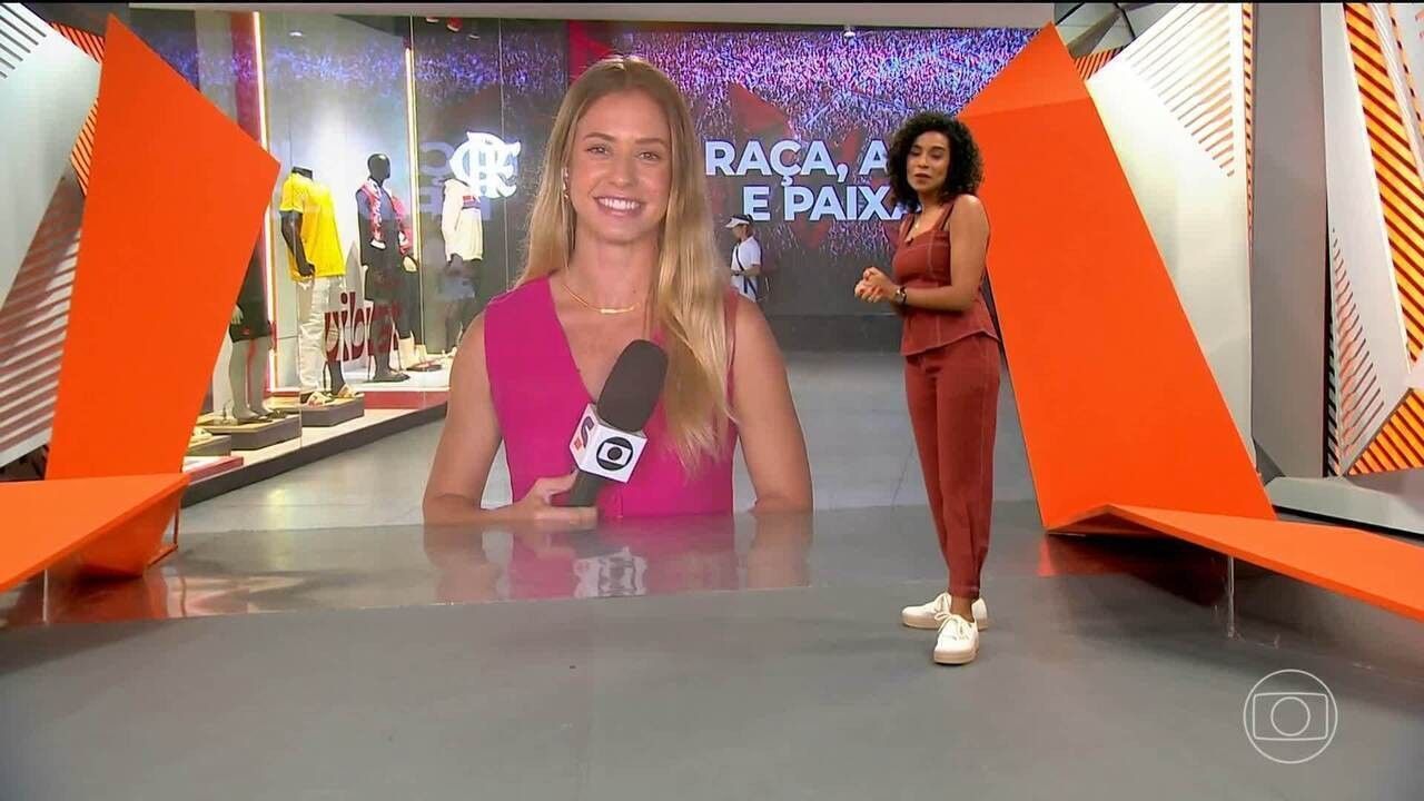 Terceira camisa do Flamengo predominantemente vermelha com detalhes em preto e branco