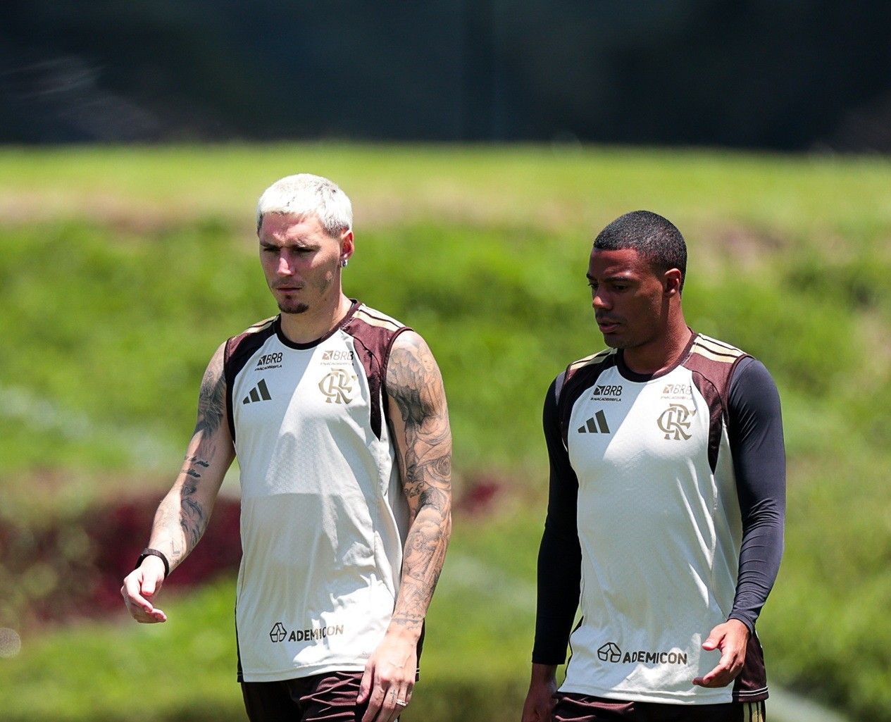 Varela e Léo Ortiz durante treino do Flamengo