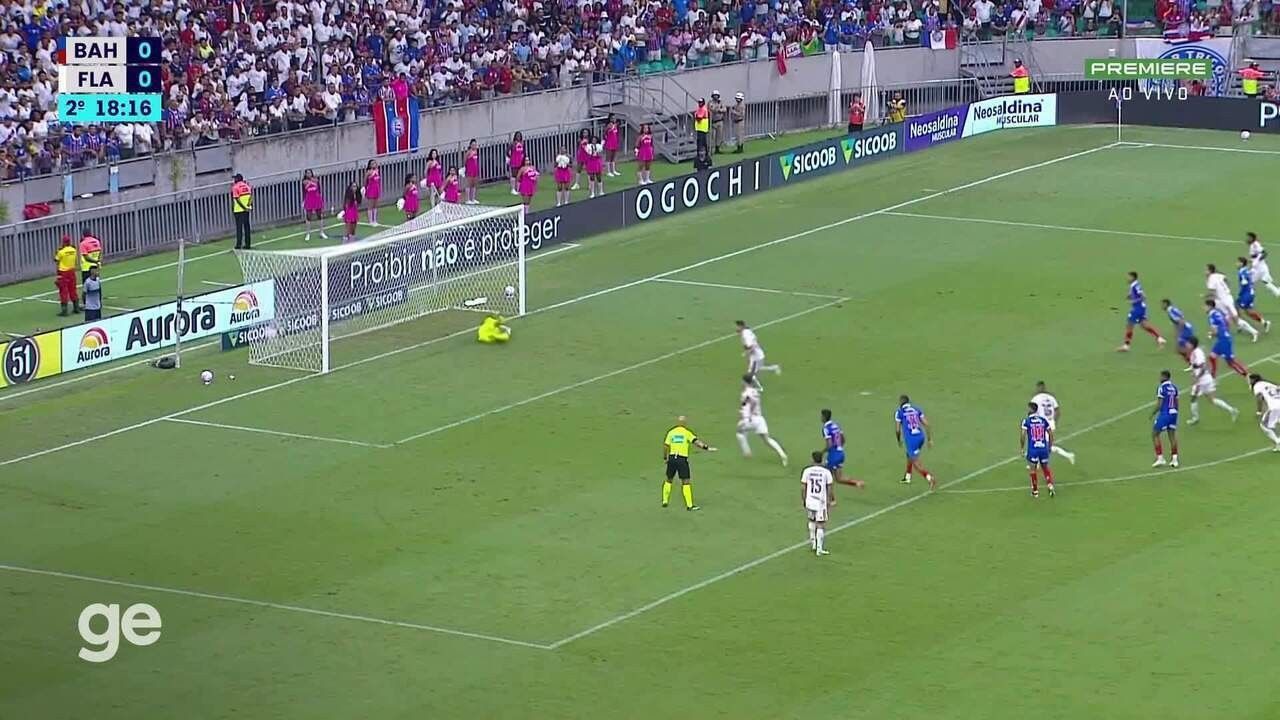 Leonardo Jardim no banco de reservas durante partida