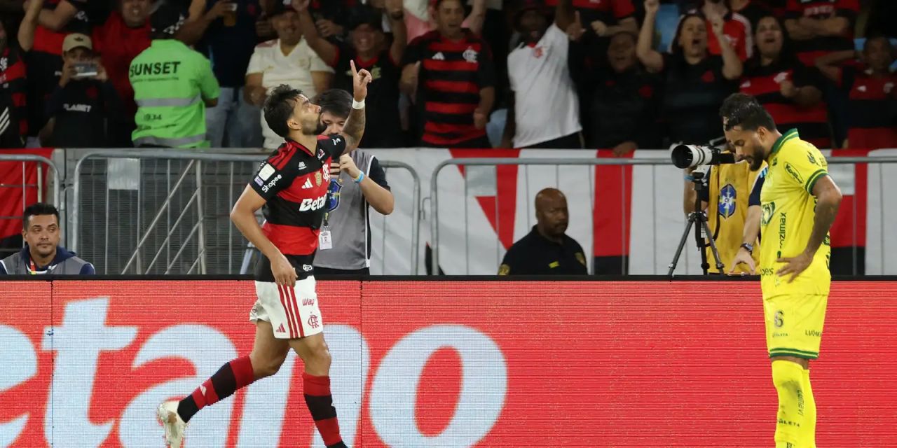 Jogadores do Flamengo comemoram gol no Maracanã