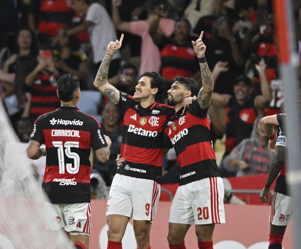 Pedro comemora gol