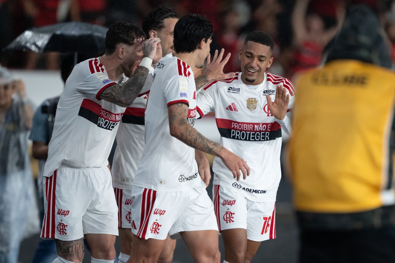Jogadores do Flamengo comemoram gol no Estádio Nilton Santos