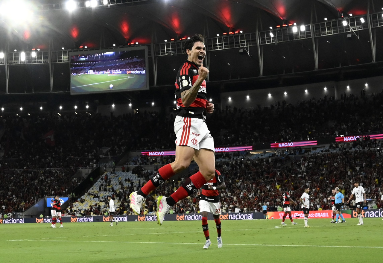 Pedro celebra gol pelo Flamengo no Maracanã