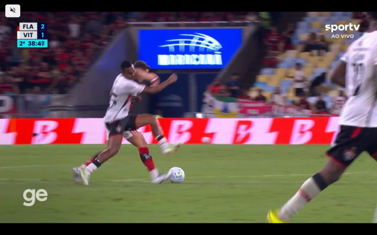 Saúl disputa lance com Caíque Gonçalves durante Flamengo x Vitória no Maracanã