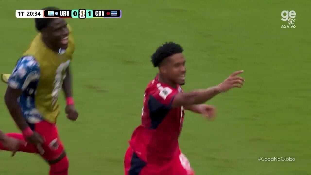 Arrascaeta em aquecimento antes do jogo do Uruguai