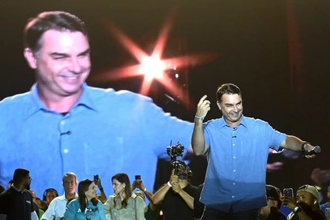 Flávio Bolsonaro em evento na praia de Copacabana
