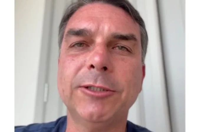Flávio Bolsonaro em entrevista durante campanha
