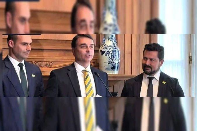 Flávio Bolsonaro em coletiva na Casa Branca