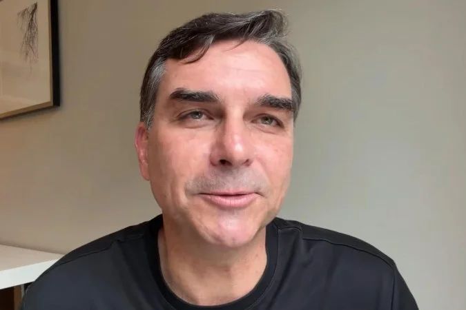 Flávio Bolsonaro em transmissão ao vivo