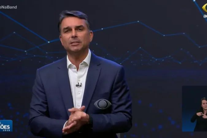 Flávio Bolsonaro durante debate na TV Band