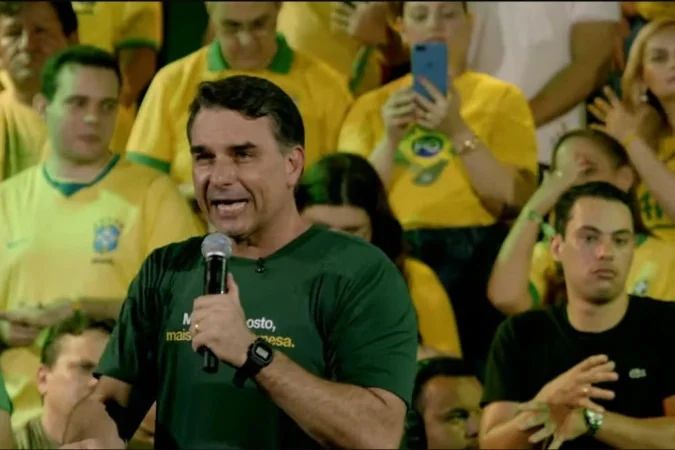 Flávio Bolsonaro em palanque em Fortaleza