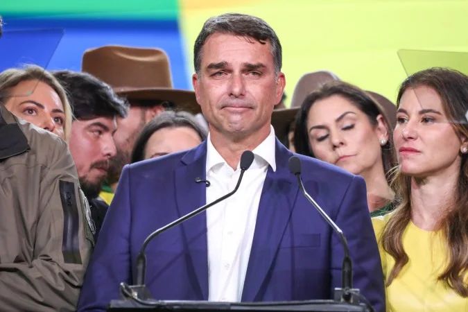 Flávio Bolsonaro protocola petição no STF