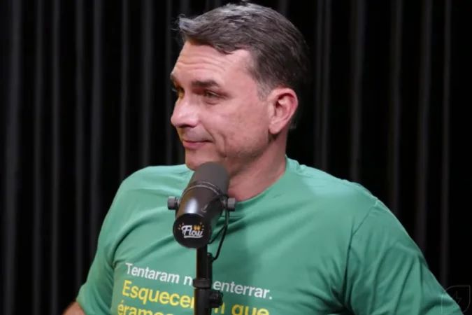 Flávio Bolsonaro em estúdio durante podcast