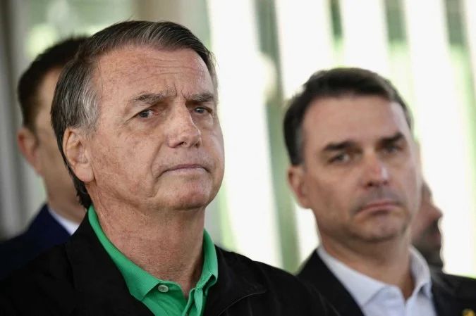 Flávio Bolsonaro em evento com aliados