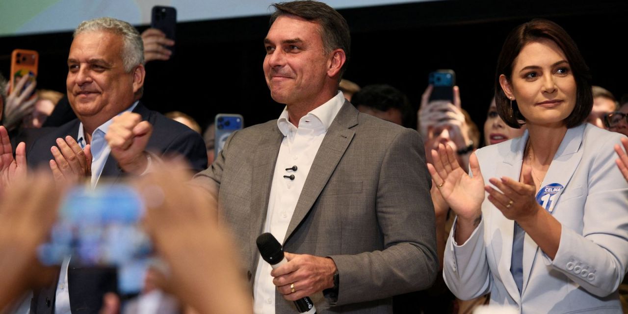 Flávio Bolsonaro durante entrevista coletiva em Brasília